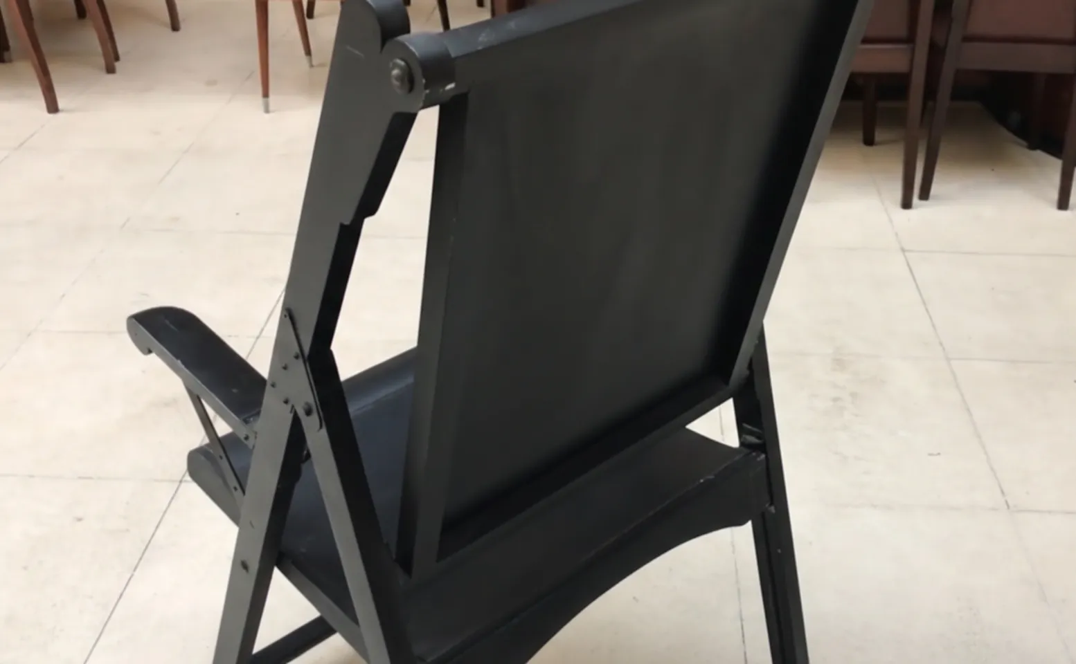 Duas poltronas antigas precisando de restauração, em ambiente neutro.