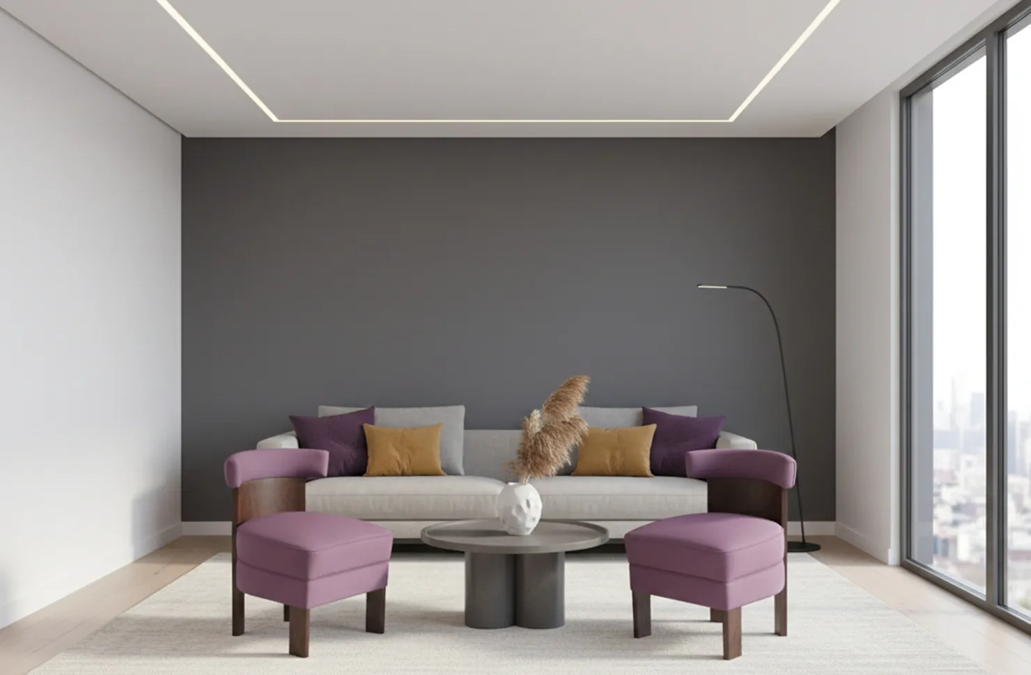 zwei antike Sessel zur Restaurierung, modernes Ambiente mit Sofa und Pflanze