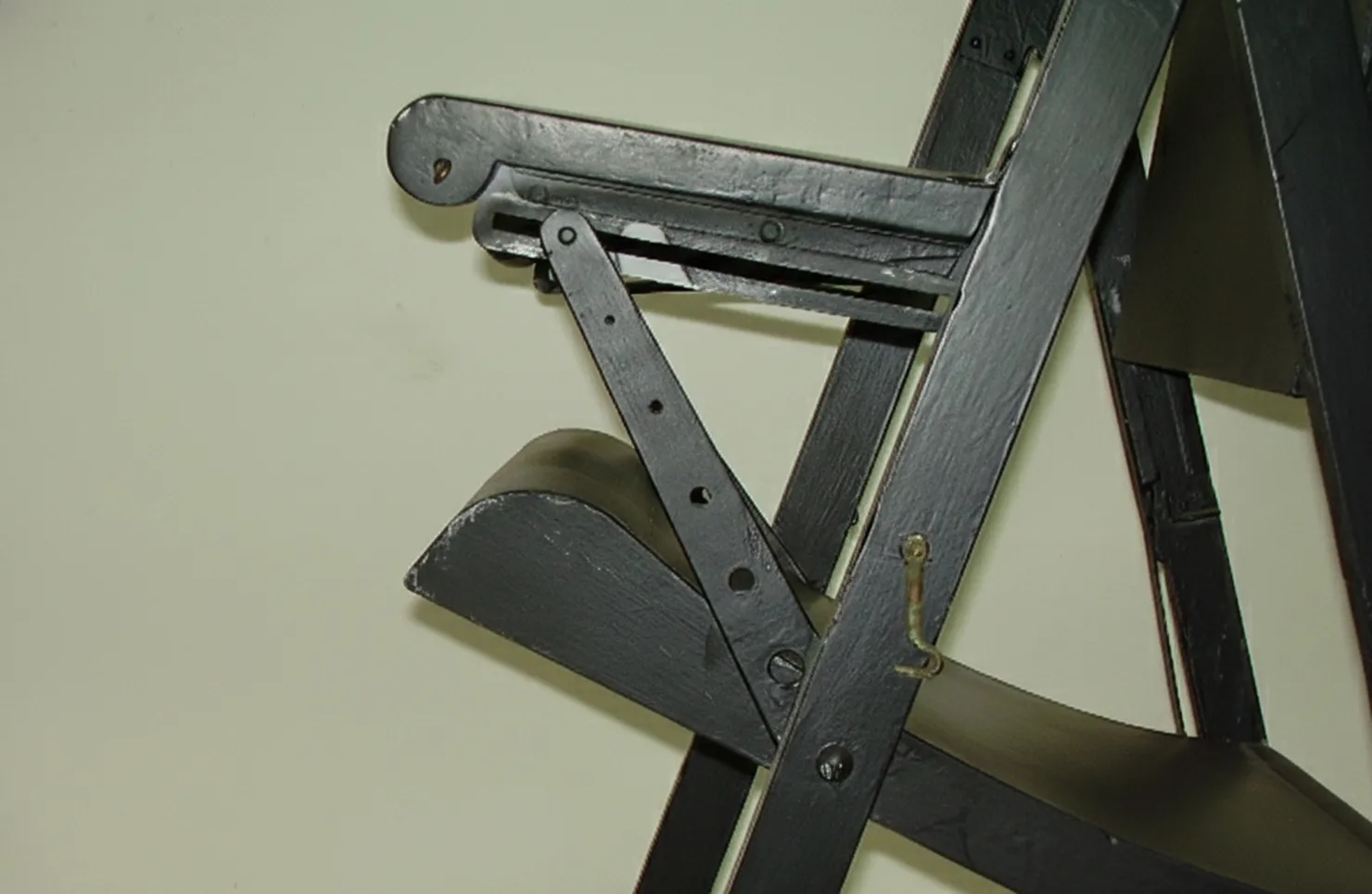 Zwei antike Sessel mit klassischem Design und sichtbaren Details, bereit für eine Restaurierung in harmonischer Umgebung.