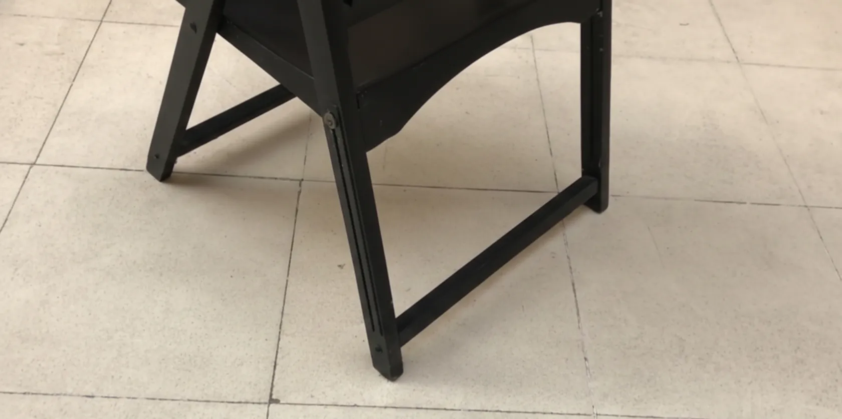 due poltrone antiche con strutture robuste in un ambiente neutro