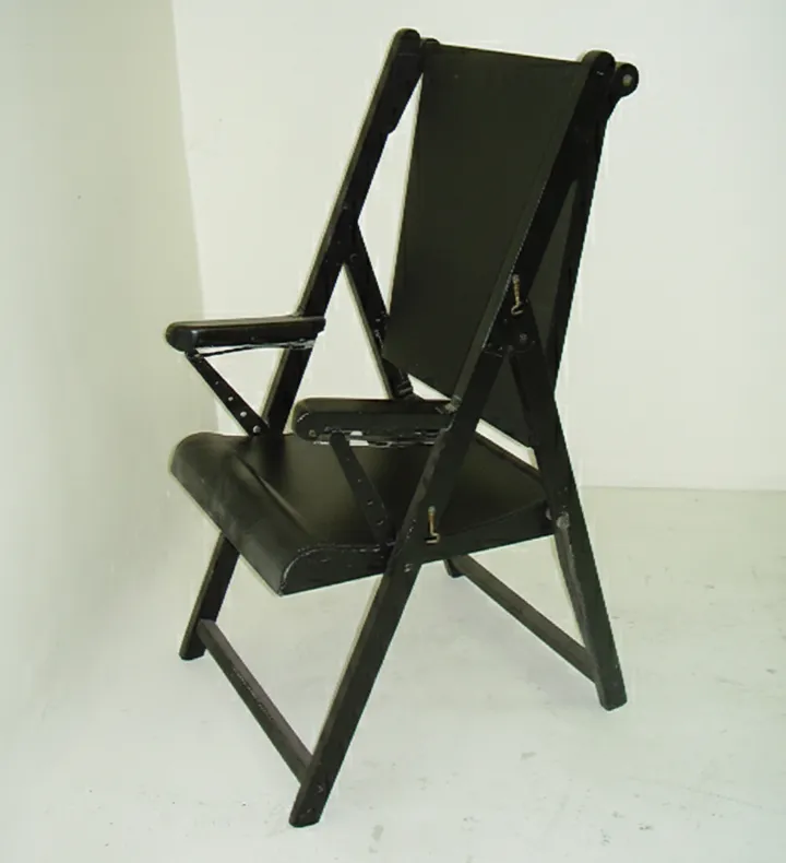 Due poltrone antiche con braccioli e altezza dello schienale in un ambiente neutro