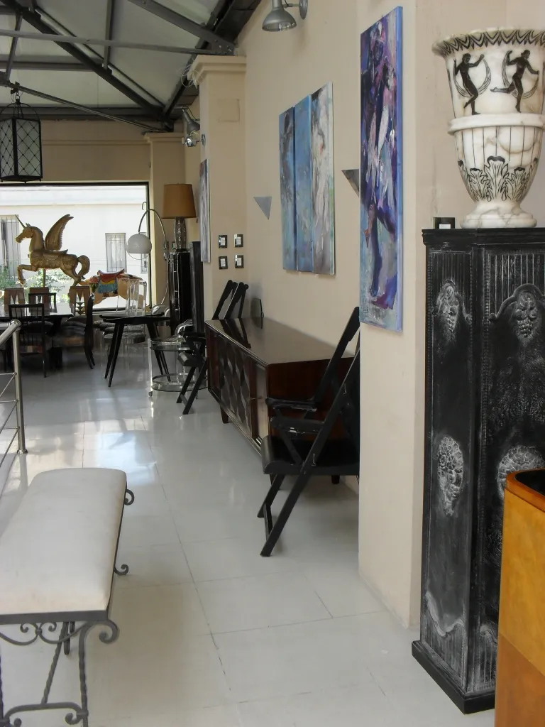 Fluransicht mit antiken Sesseln und Kunst