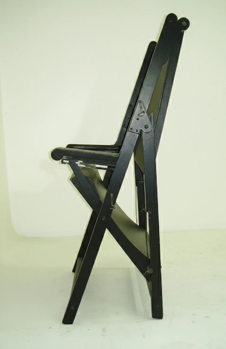 zwei antike Sessel zur Restaurierung, mit klassischem Design und in einem Zustand, der Aufmerksamkeit erfordert, in einer neutralen Umgebung.