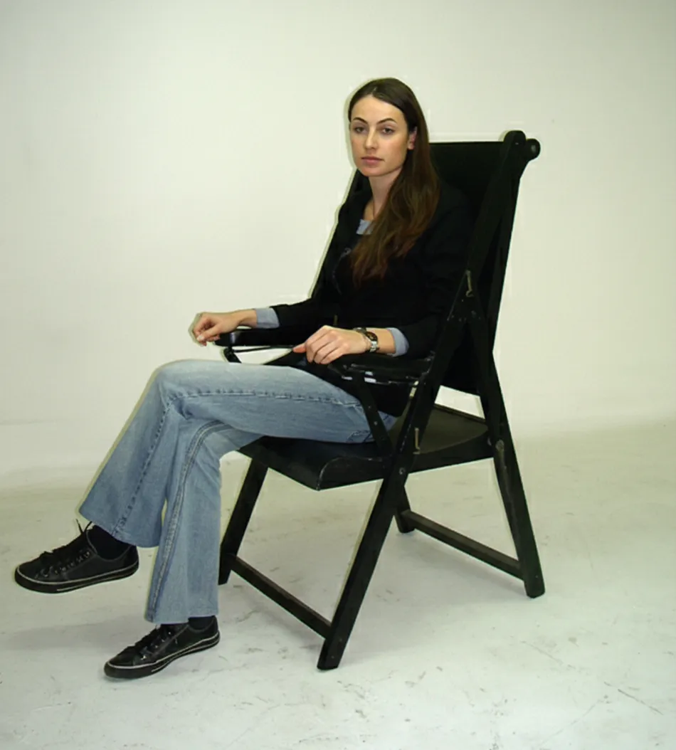 due poltrone antiche che necessitano di restauro in un ambiente semplice.