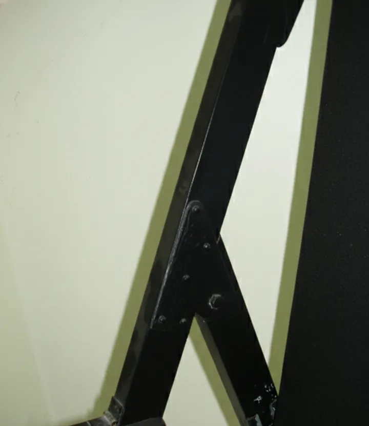 два антикварных кресла для реставрации, с уникальным дизайном, теплая атмосфера.