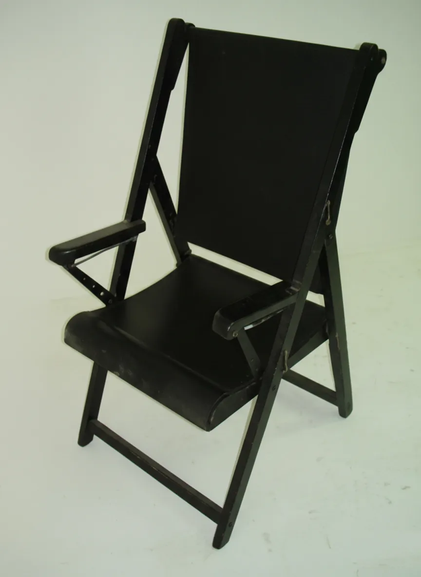 2 antique armchairs to be restored in good condition, with armrests and straight back, on a white background.