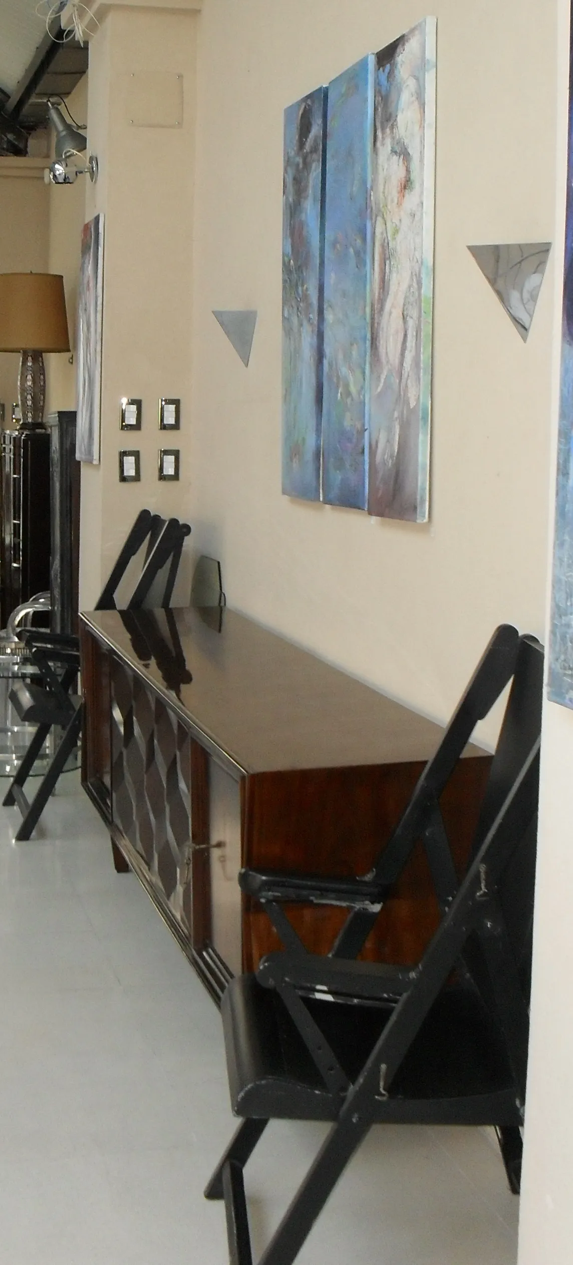 Dos sillones antiguos listos para restaurar en un ambiente moderno.