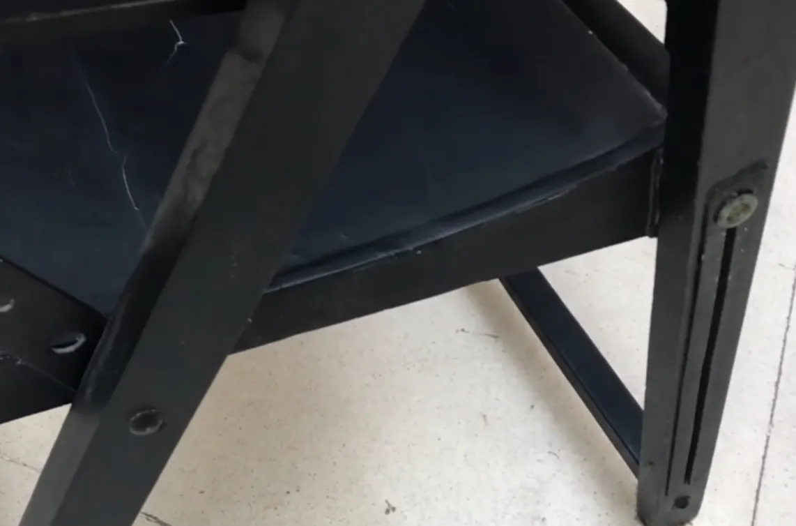 due poltrone antiche da restaurare, con design classico.