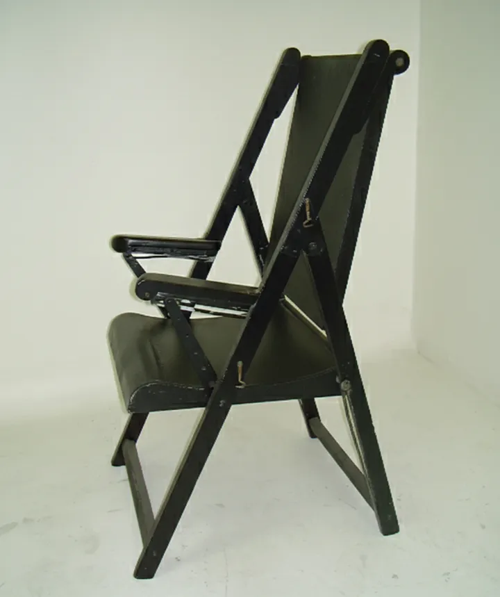 dos sillones antiguos en espera de restauración, con un diseño clásico