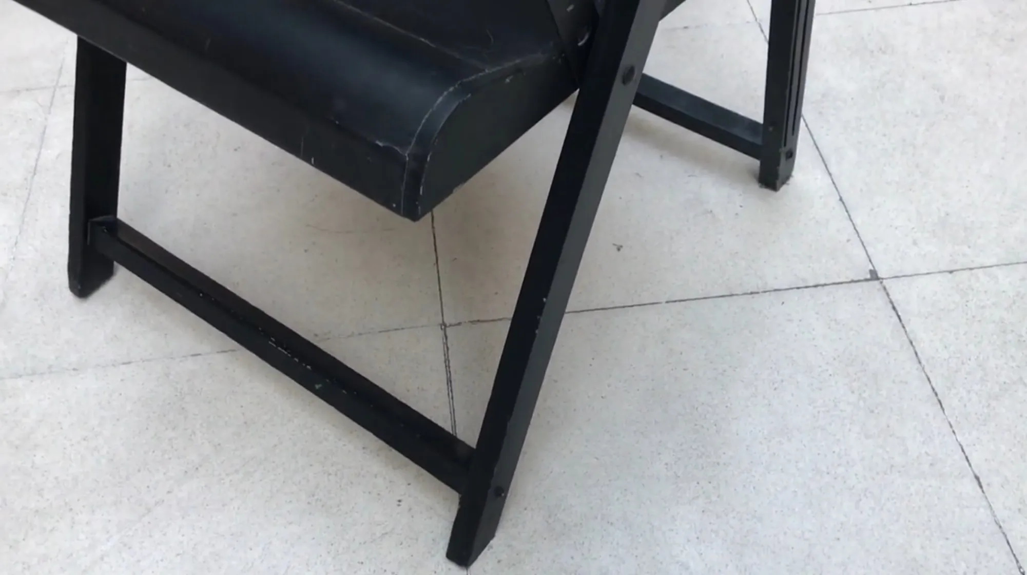 Zwei antike Sessel, die restauriert werden müssen, im klassischen Design.