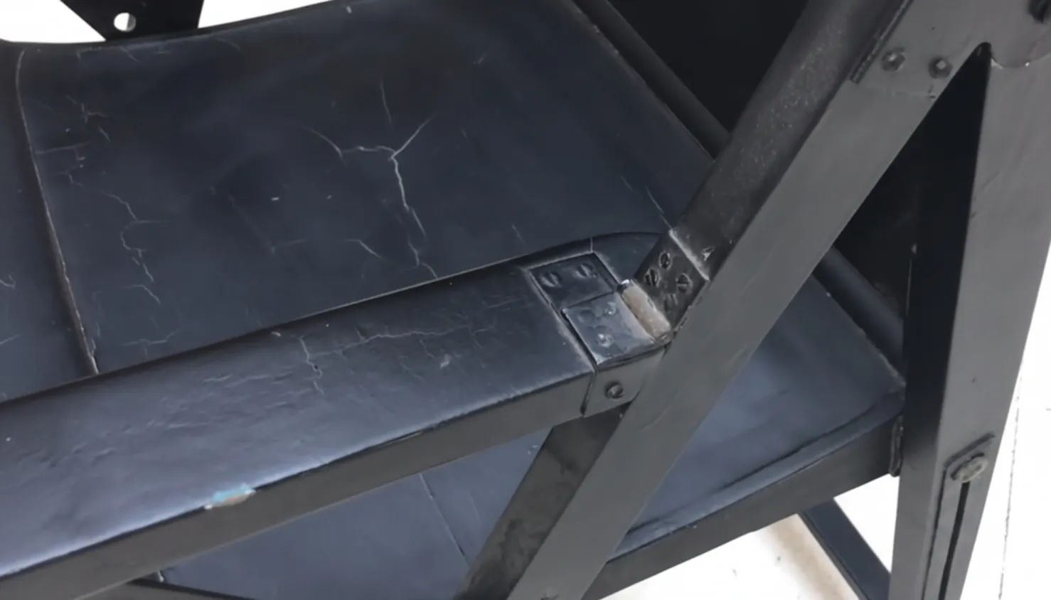 deux fauteuils anciens montrant une usure visible sur le rembourrage.