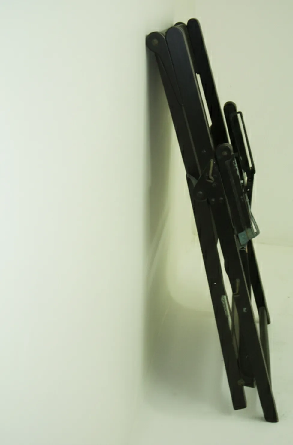 duas poltronas antigas com design clássico, prontas para serem restauradas em um ambiente neutro.