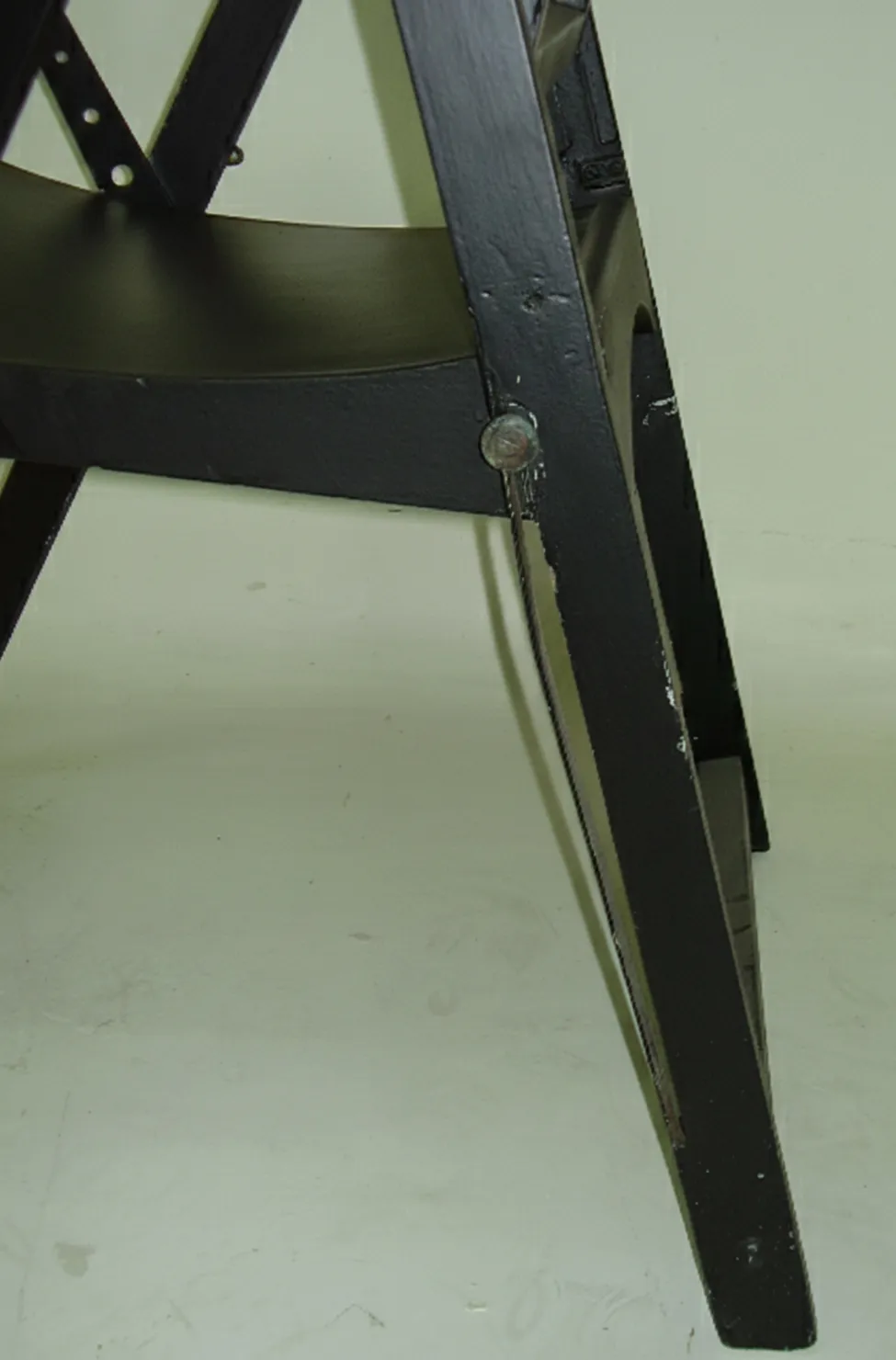 zwei antike Sessel mit klassischem Design, abgenutzt, geeignet zur Restaurierung, vor hellem Hintergrund.