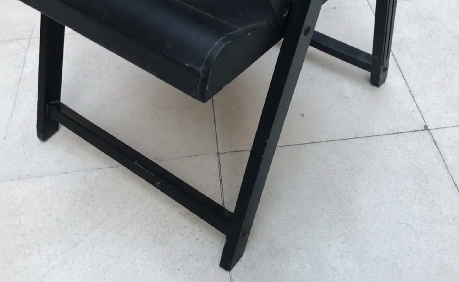 Zwei antike Sessel mit Gebrauchsspuren, neutraler Hintergrund.