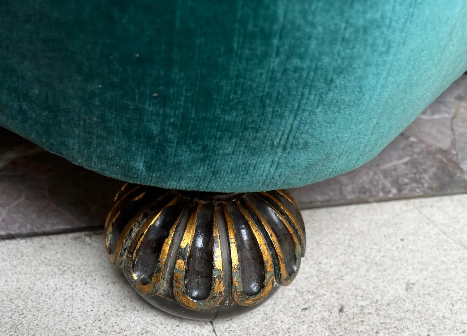 détail d'un fauteuil antique avec base décorative