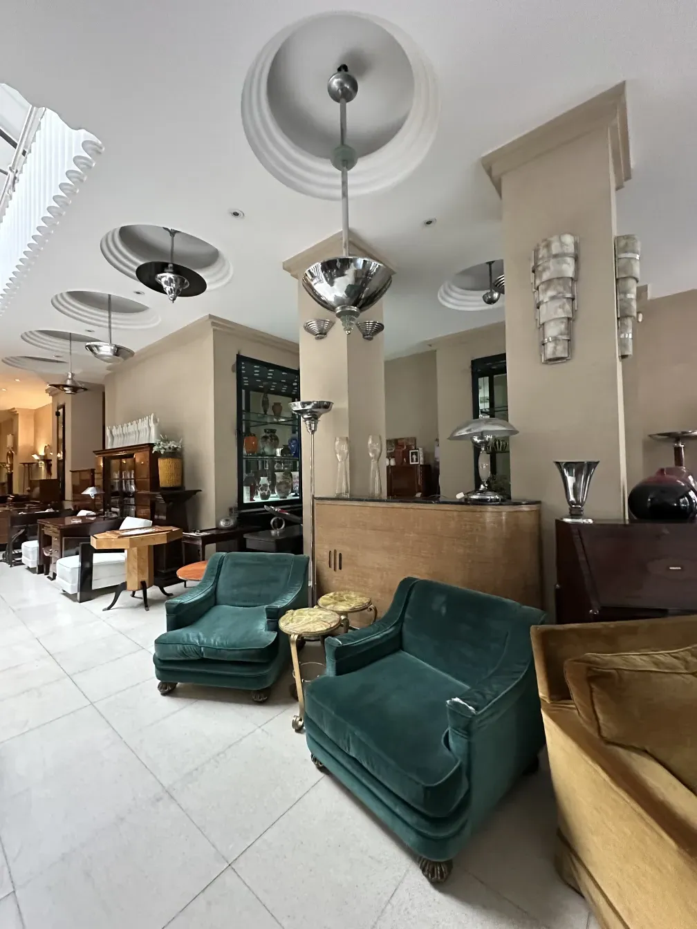 deux fauteuils anciens dans une pièce moderne avec divers meubles.