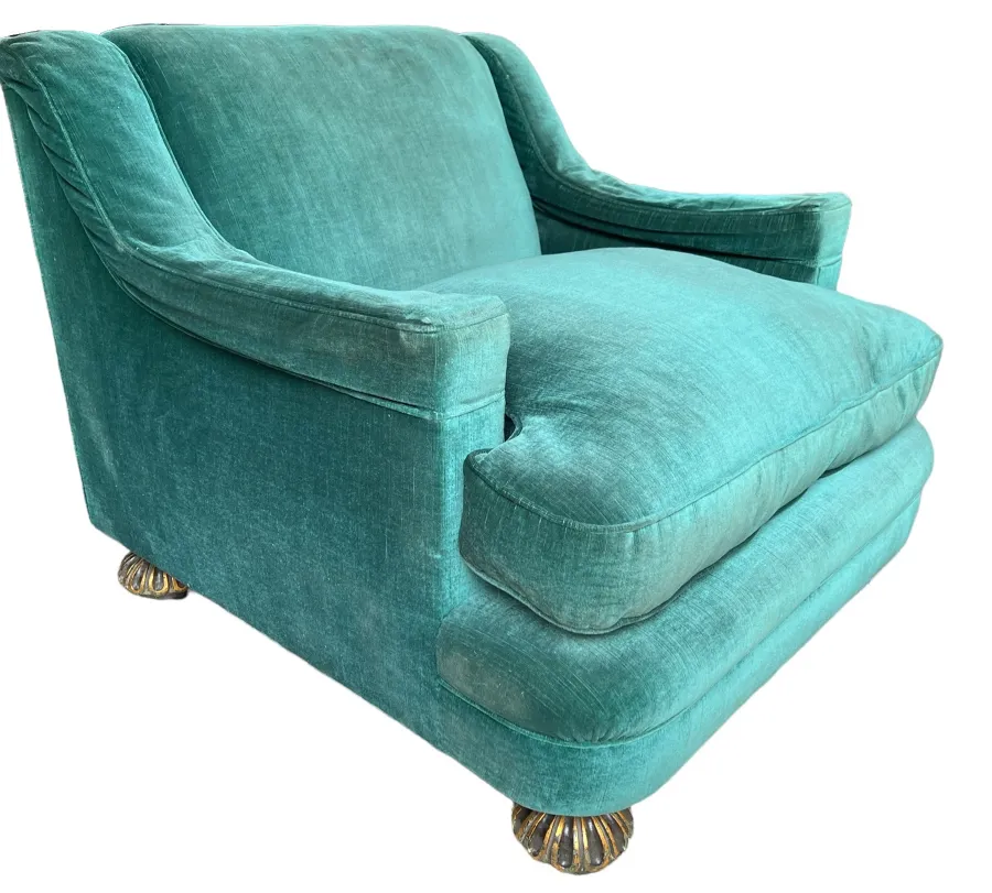 2 sillones antiguos ideales para restaurar, con un diseño atractivo, tapizados y un ambiente acogedor.