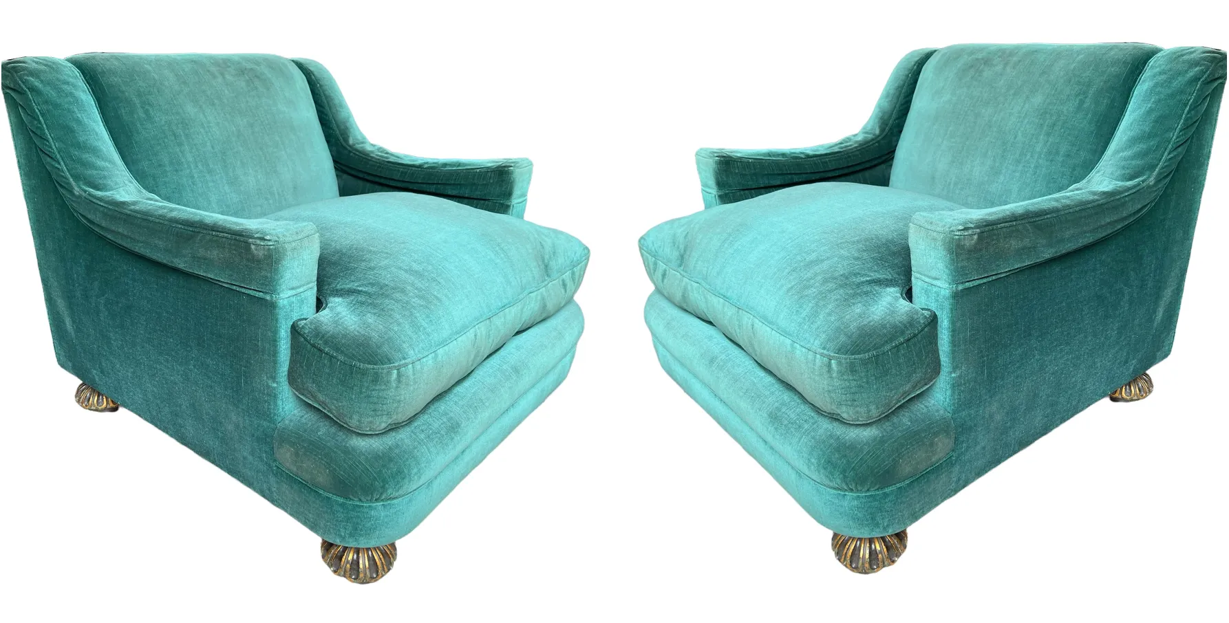 Deux fauteuils anciens turquoise à restaurer, avec des bras larges et de grands coussins.