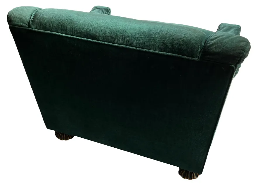 Dos sillones antiguos de color verde, con un diseño único, listos para restaurar, en un ambiente acogedor.