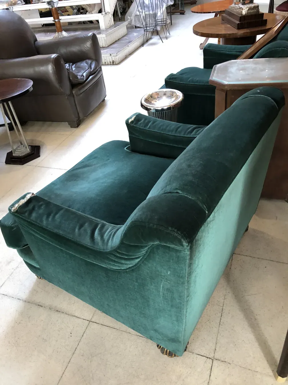 dos sillones antiguos de color verde para restaurar en un ambiente con otros muebles