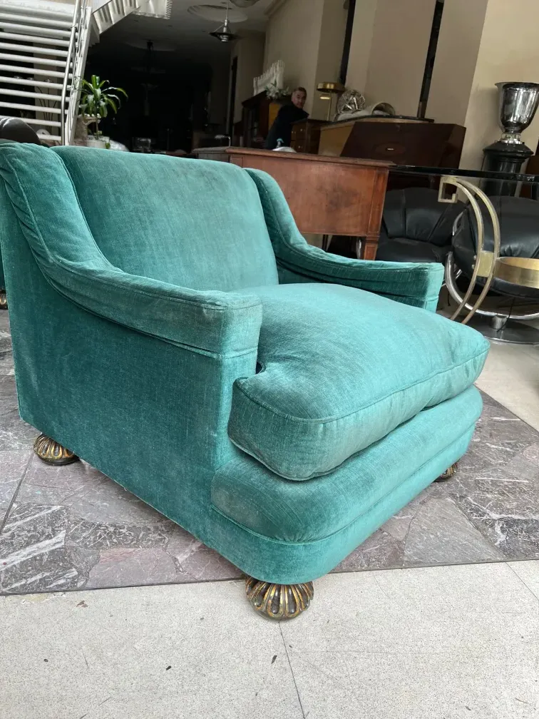 poltronas de estilo antigo em verde, em uma sala com móveis variados