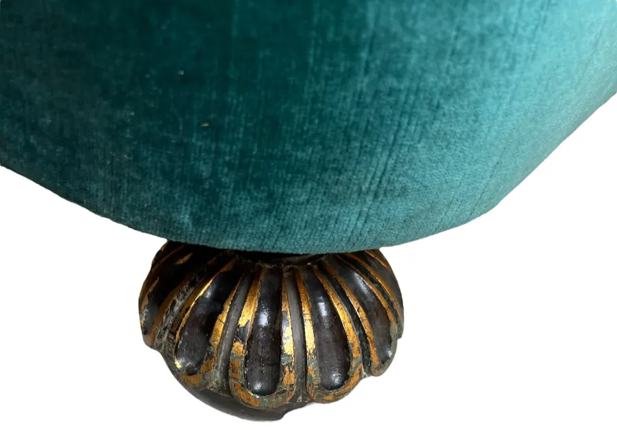 Due poltrone antiche con base decorativa.