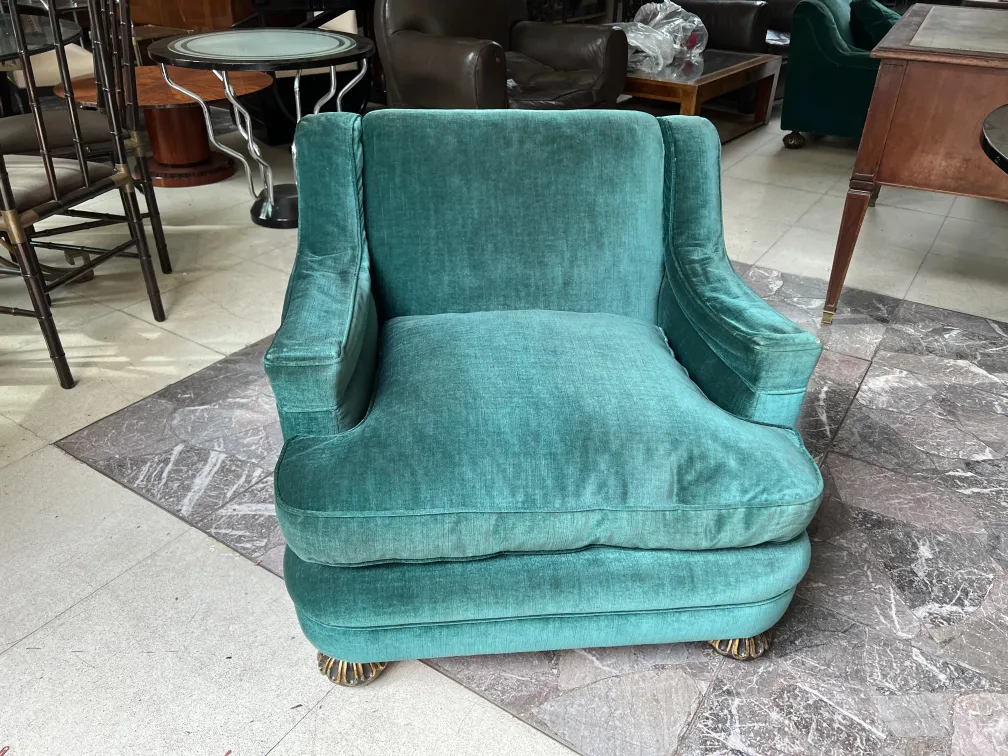 Sillones antiguos para restaurar de color verde en un ambiente clásico.