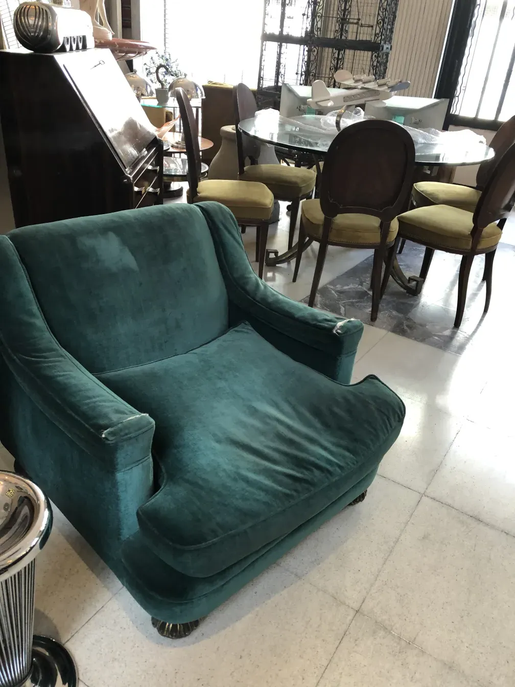 Poltronas antigas em ambiente confortável, perfeitas para restauração.