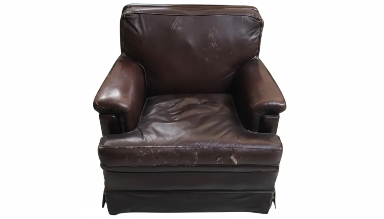 poltronas antigas desgastadas, perfeitas para restauração em ambiente clássico