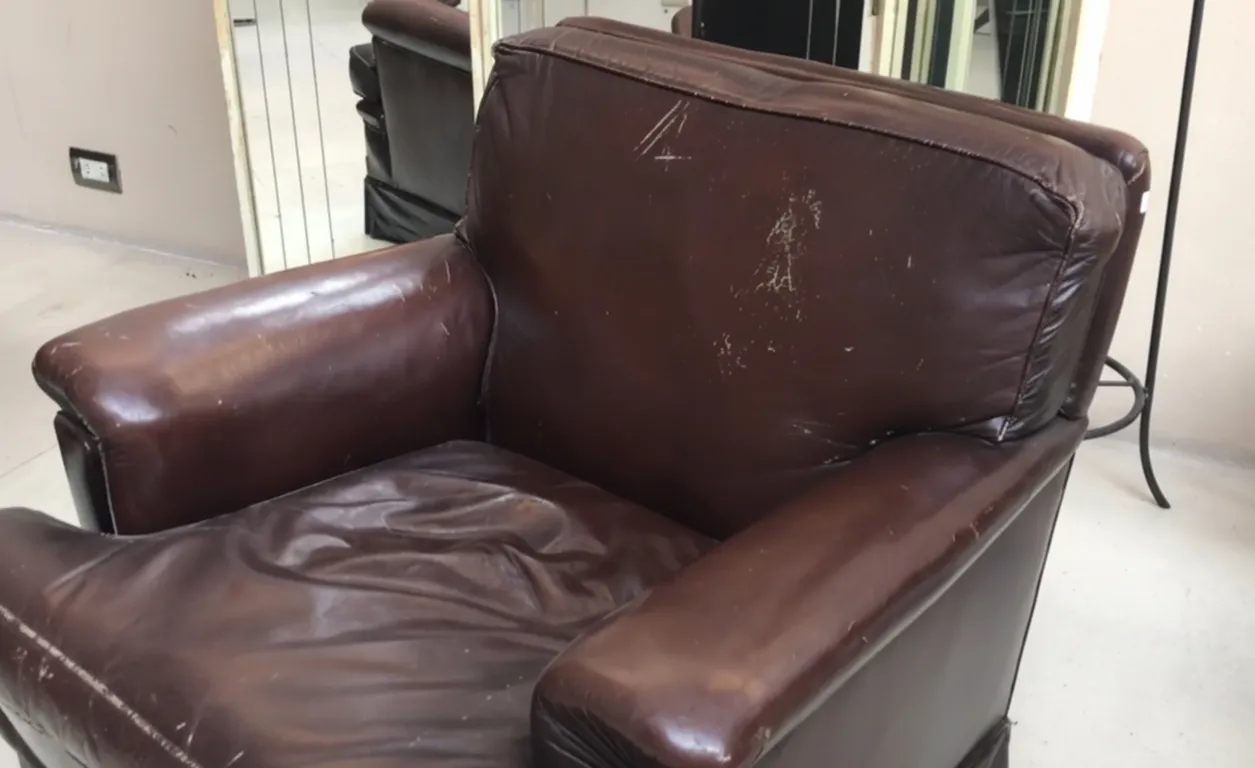 Fauteuils anciens, usés, parfaits pour la restauration, dans un environnement chaleureux.