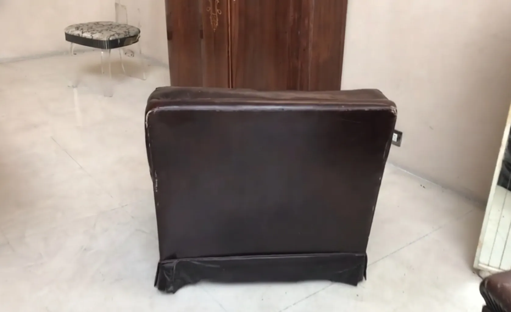 Deux fauteuils anciens, l'un en tapisserie marron, à restaurer.