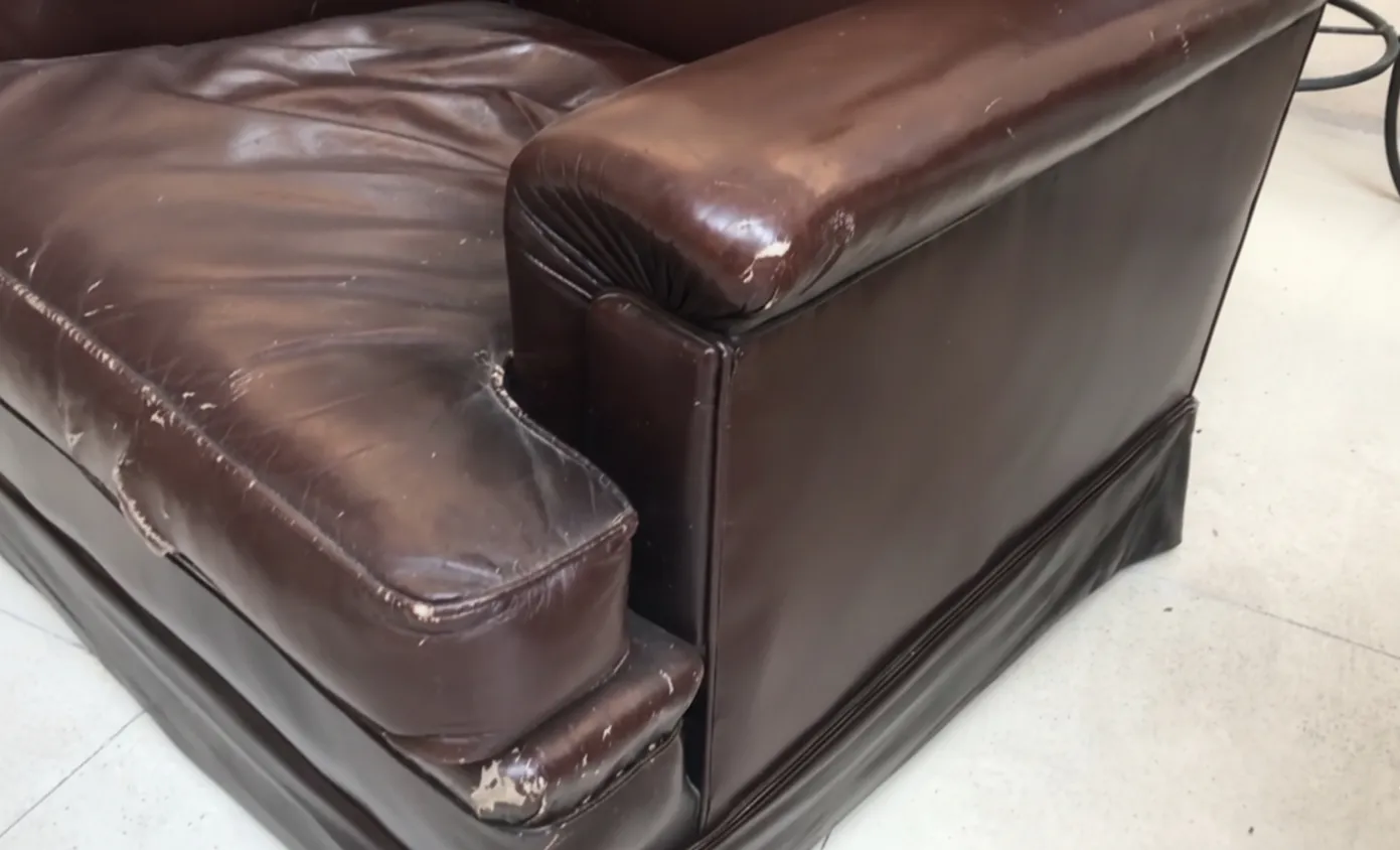 deux fauteuils anciens avec usure, parfaits pour la restauration, dans un environnement d'antiquités.