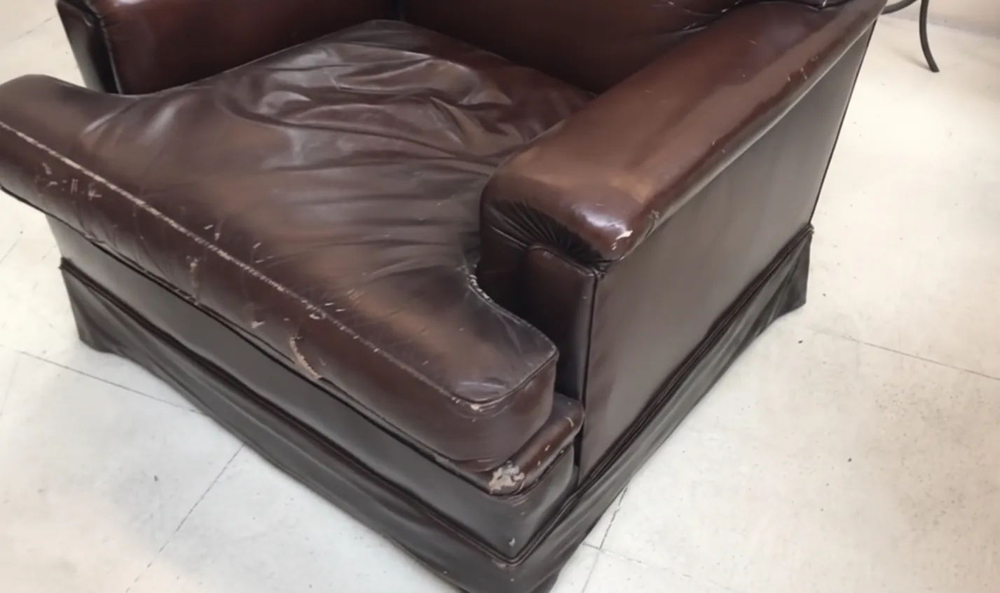 Poltronas antigas desgastadas, perfeitas para restauro. Fundo claro.