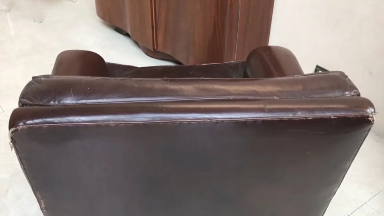 dos sillones antiguos para restaurar, con un acabado marrón desgastado, en un entorno clásico.