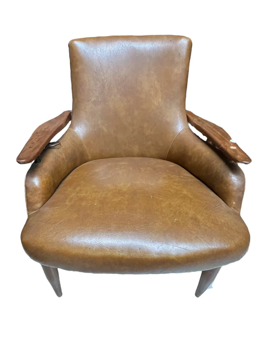 due poltrone antiche di finn juhl con design semplice, colore marrone chiaro, braccioli in legno