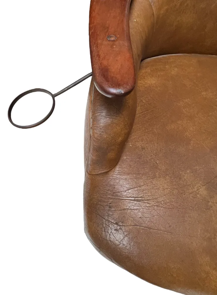 Dettagli di 2 antiche poltrone con braccioli e contesto di restauro.