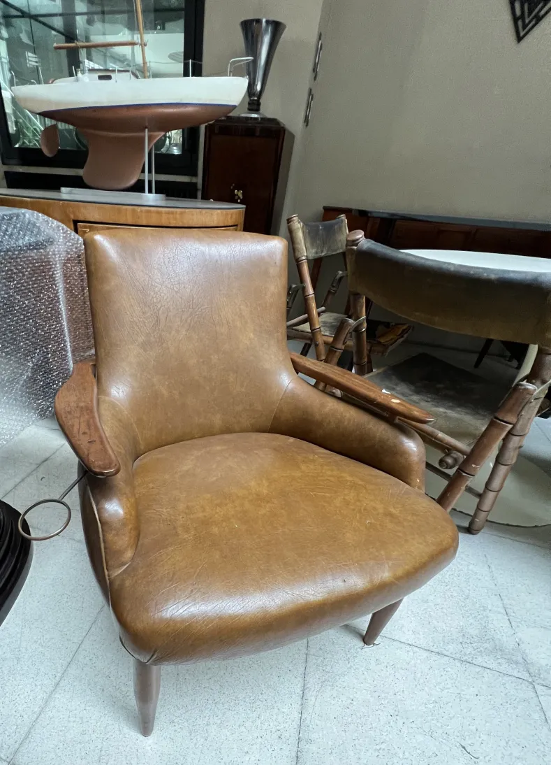 deux fauteuils anciens dans un cadre chaleureux