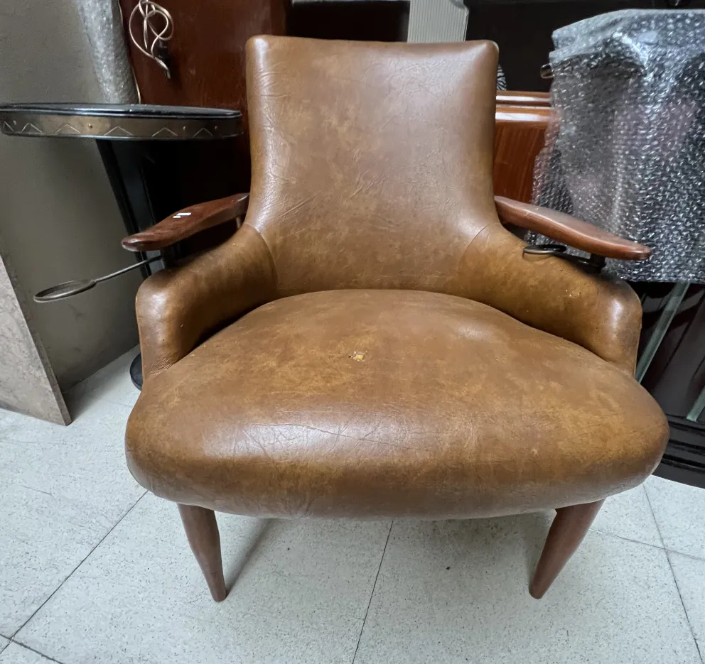 2 antike Sessel in klassischer Umgebung, fin juhl Design, Armdetails, müssen restauriert werden.