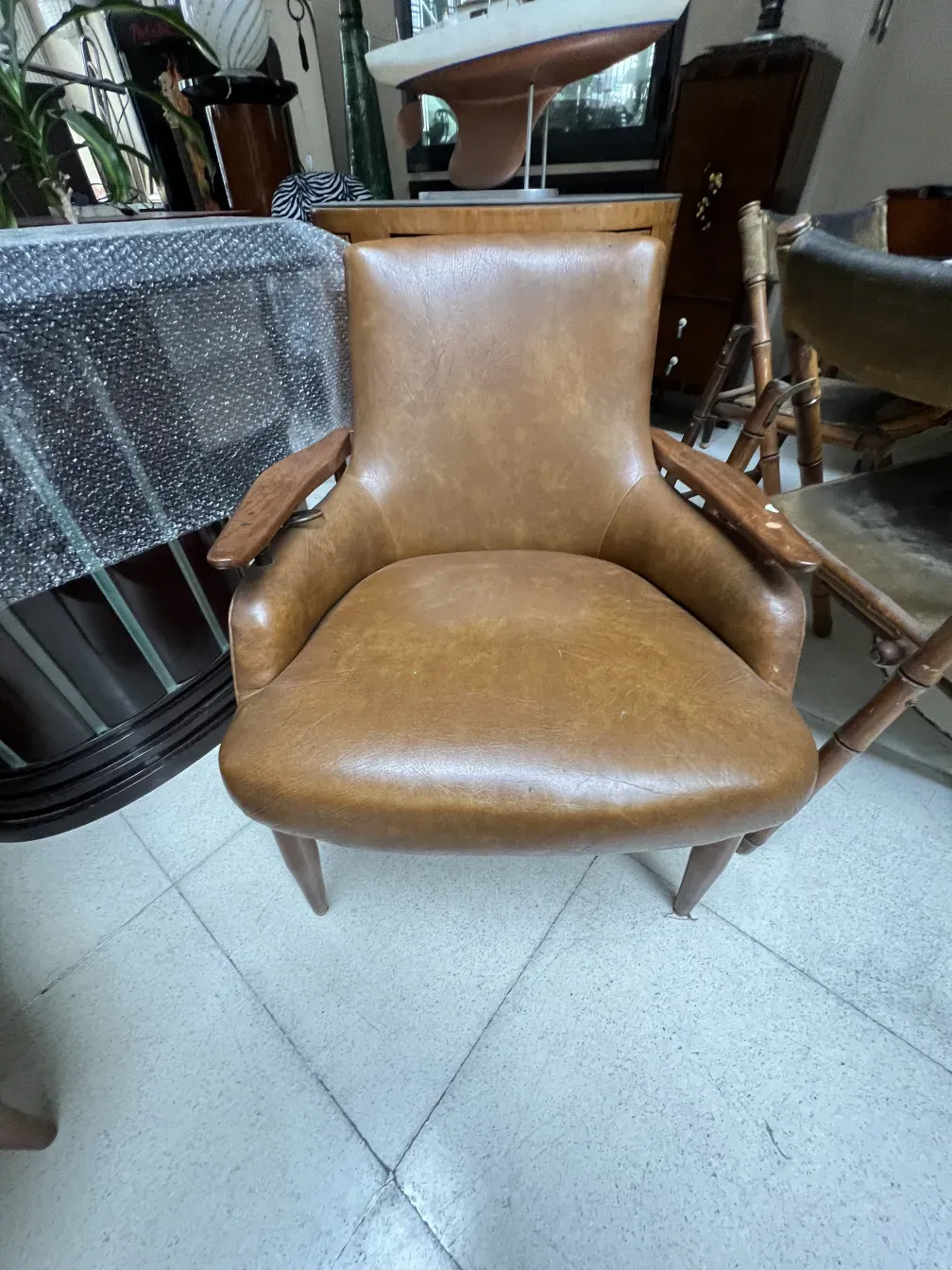 Deux fauteuils anciens finn juhl dans un cadre de restauration