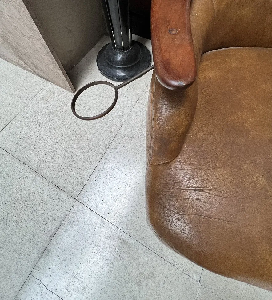 sillones antiguos con detalles visibles, necesidad de restauración, ambiente de interior