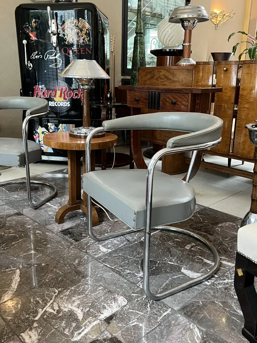 dos sillones antiguos para restaurar, en un ambiente vintage, con detalle moderno.