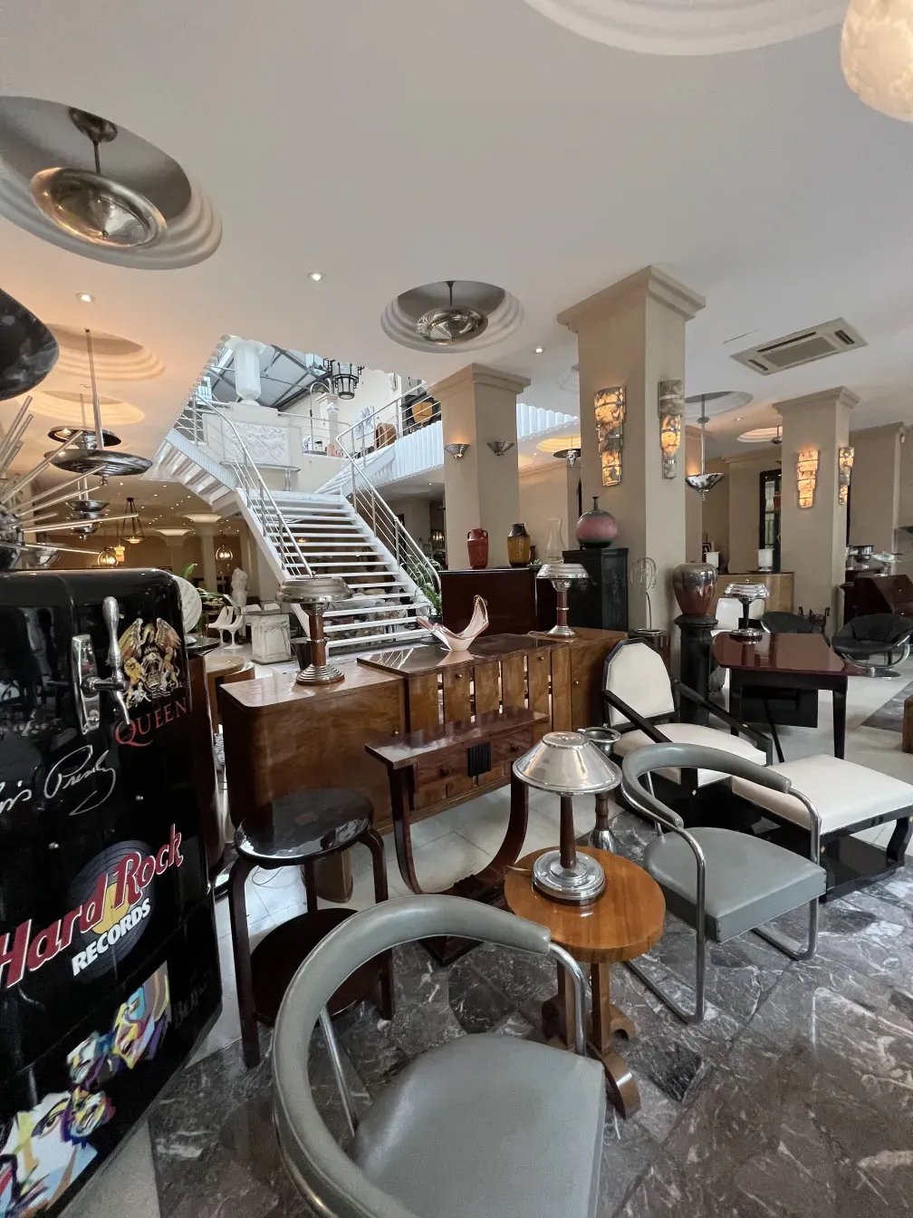 due poltrone antiche in un ambiente elegante, necessitano di restauro, posizionate in un soggiorno