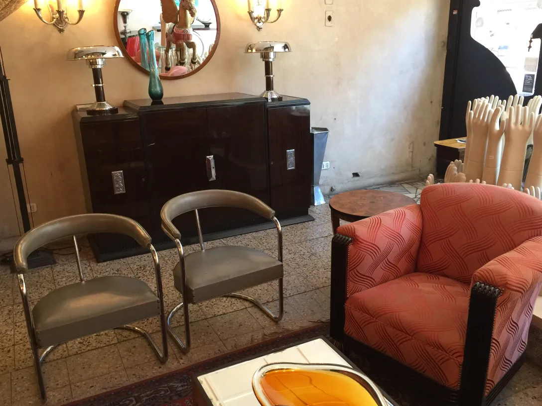 Two classic design armchairs in an inviting environment, suitable for restoration.