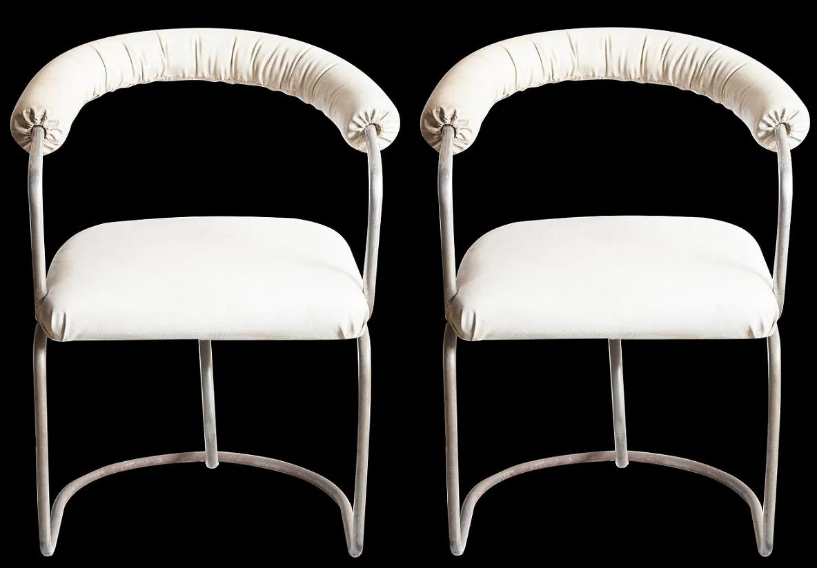 dos sillones antiguos con un diseño único, necesitar restauración