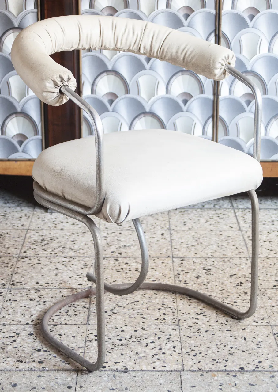 Sillones antiguos con diseño curvado en un ambiente acogedor.