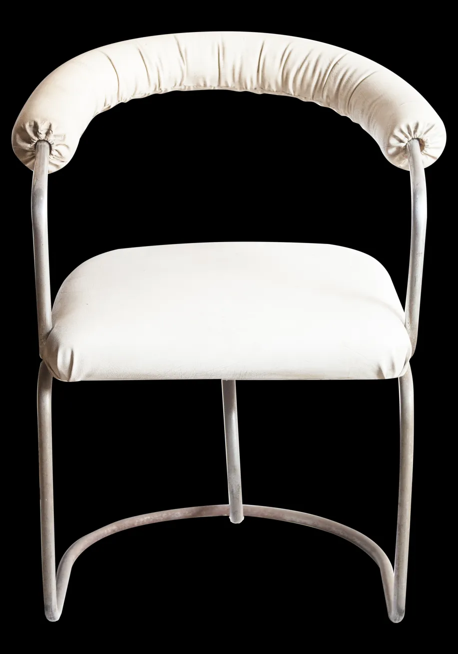 deux fauteuils anciens à restaurer avec un design classique, ambiance accueillante