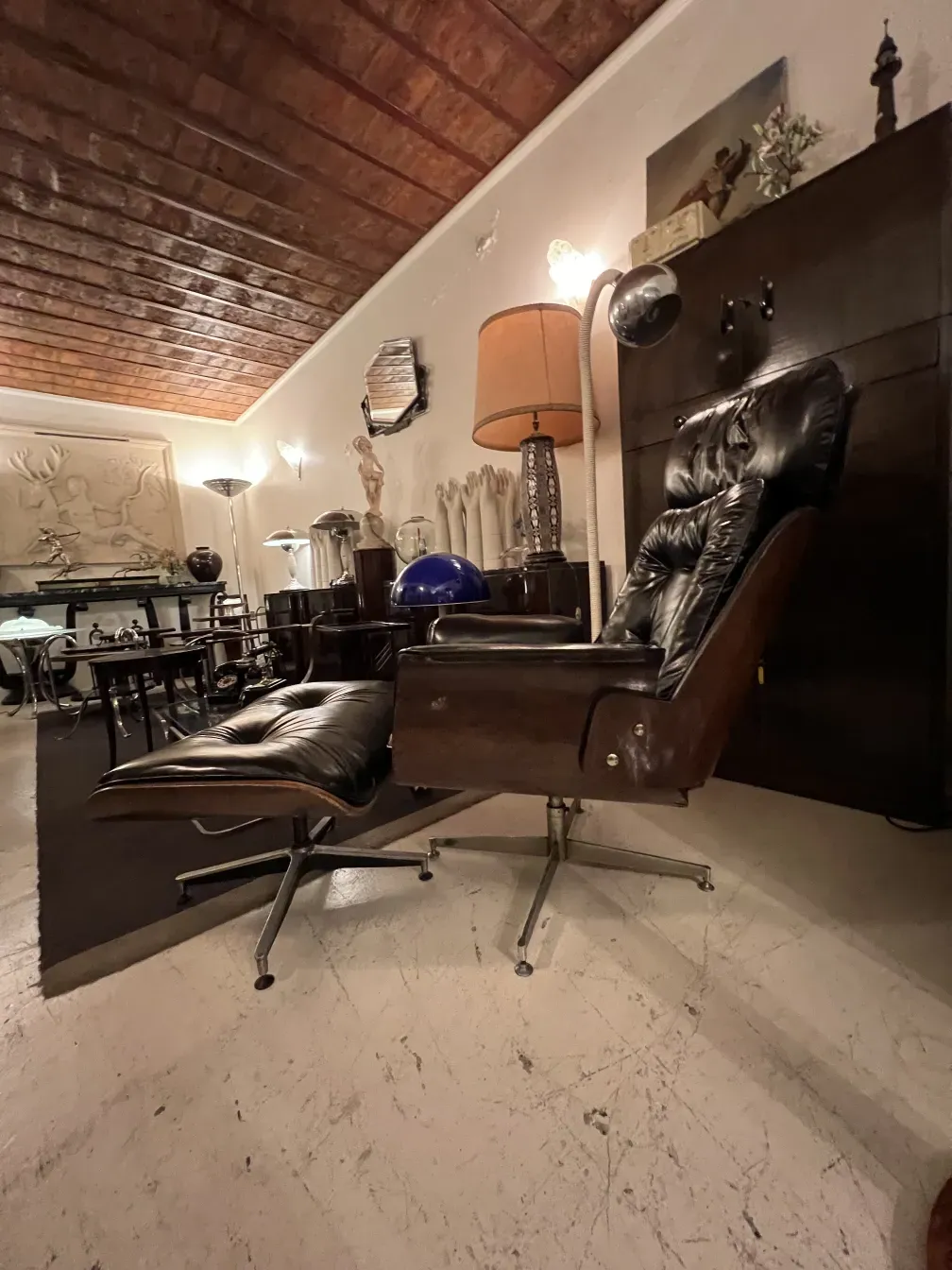 Herman Miller का पुराना आर्मचेयर जो रिस्टोर करने की आवश्यकता है, आरामदायक वातावरण में।