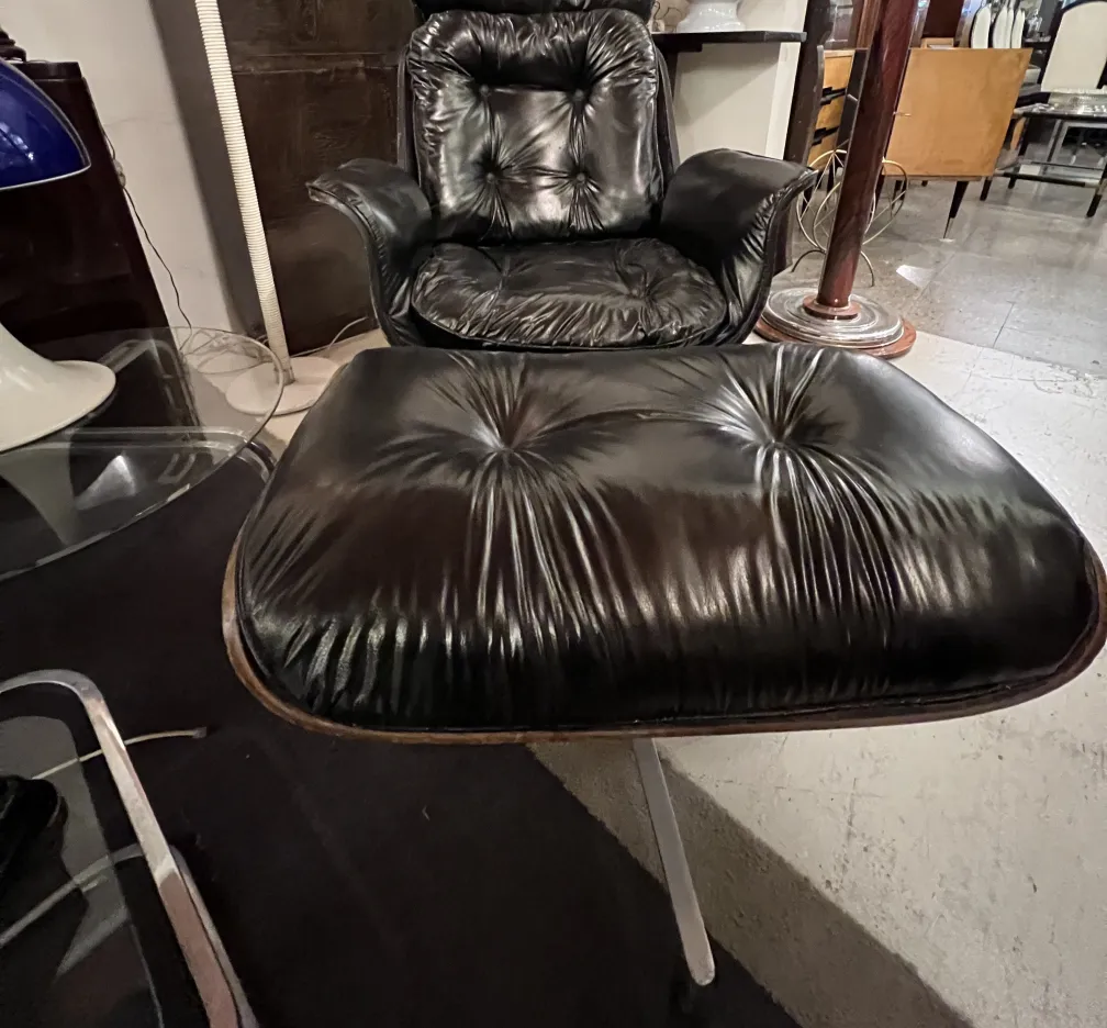 Poltrona antica di Herman Miller che necessita di restauro, con design classico.