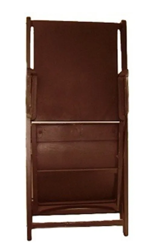 Rückansicht von 2 antiken Sesseln, einer in dunklen Farben, in rustikalem Ambiente.