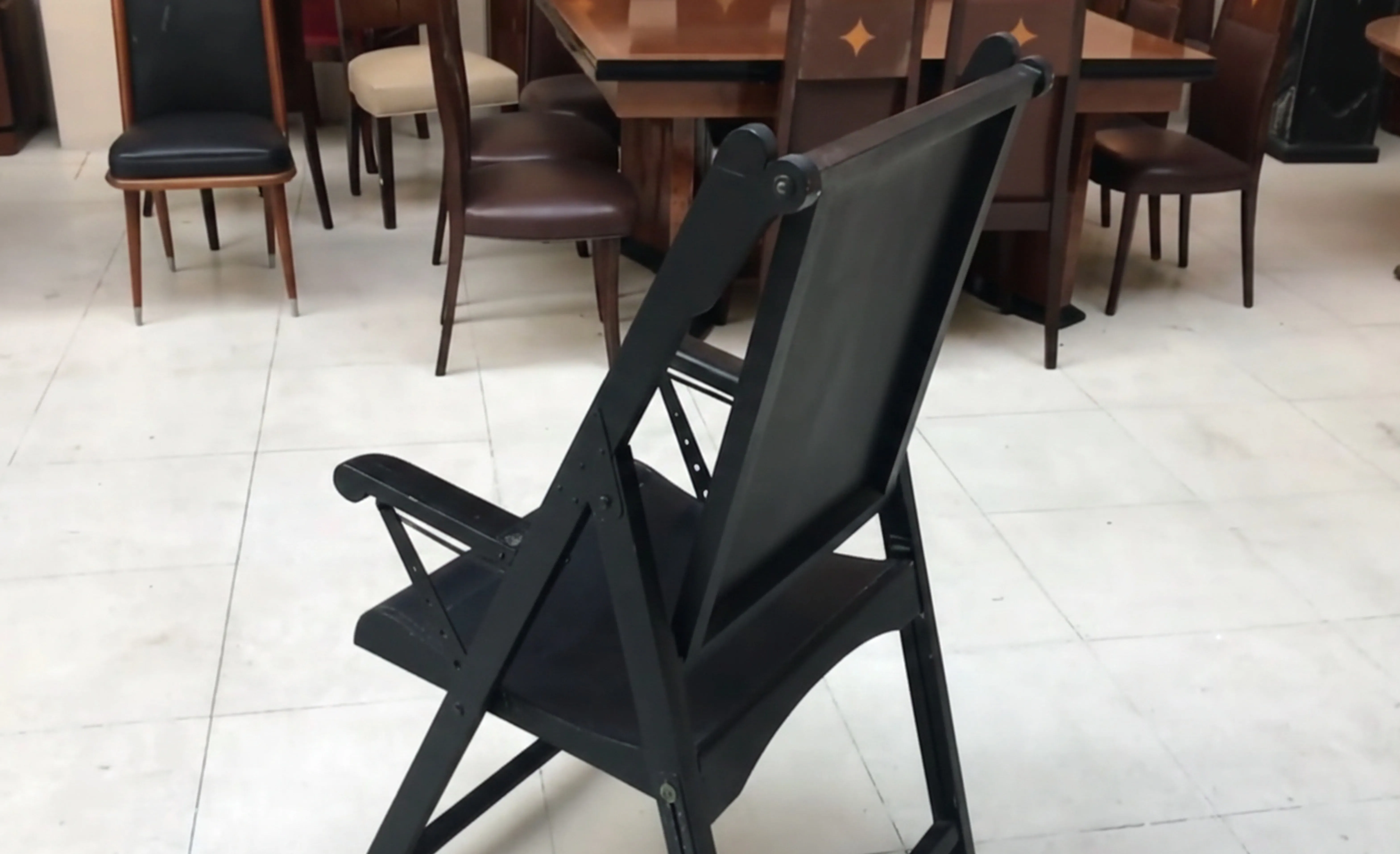 Poltronas antigas para restaurar, em um ambiente acolhedor.